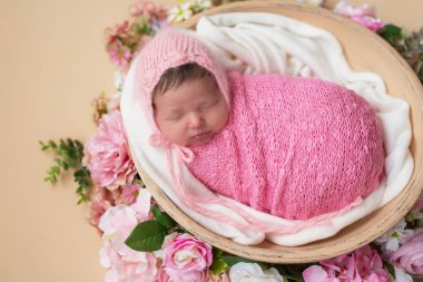 Uyuyan yeni doğan bebek. Sağlıklı ve tıbbi konsept. Sağlıklı çocuk, hastane kavramı ve mutlu annelik. Bebek, bebek. Mutlu hamilelikler ve doğum. Çocuk teması. Bebek ve çocuk eşyaları..