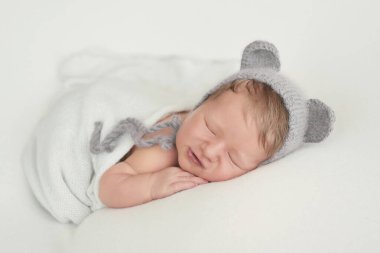 Uyuyan yeni doğan bebek. Sağlıklı ve tıbbi konsept. Sağlıklı çocuk, hastane kavramı ve mutlu annelik. Bebek, bebek. Mutlu hamilelikler ve doğum. Çocuk teması. Bebek ve çocuk eşyaları..