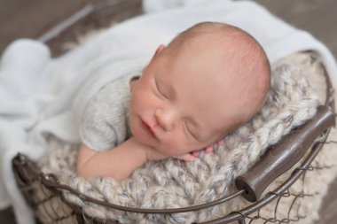 Uyuyan yeni doğan bebek. Sağlıklı ve tıbbi konsept. Sağlıklı çocuk, hastane kavramı ve mutlu annelik. Bebek, bebek. Mutlu hamilelikler ve doğum. Çocuk teması. Bebek ve çocuk eşyaları..