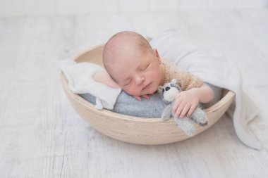 Uyuyan yeni doğan bebek. Sağlıklı ve tıbbi konsept. Sağlıklı çocuk, hastane kavramı ve mutlu annelik. Bebek, bebek. Mutlu hamilelikler ve doğum. Çocuk teması. Bebek ve çocuk eşyaları..