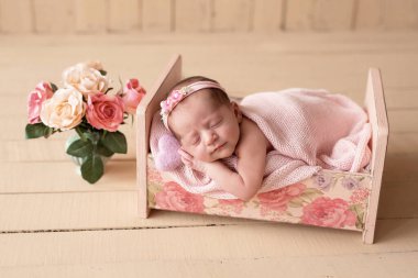 Uyuyan yeni doğan bebek. Sağlıklı ve tıbbi konsept. Sağlıklı çocuk, hastane kavramı ve mutlu annelik. Bebek, bebek. Mutlu hamilelikler ve doğum. Çocuk teması. Bebek ve çocuk eşyaları..