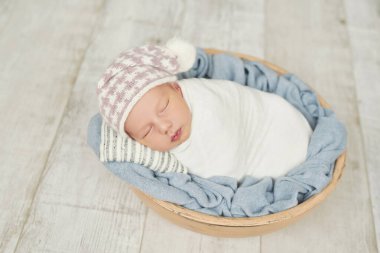 Uyuyan yeni doğan bebek. Sağlıklı ve tıbbi konsept. Sağlıklı çocuk, hastane kavramı ve mutlu annelik. Bebek, bebek. Mutlu hamilelikler ve doğum. Çocuk teması. Bebek ve çocuk eşyaları..