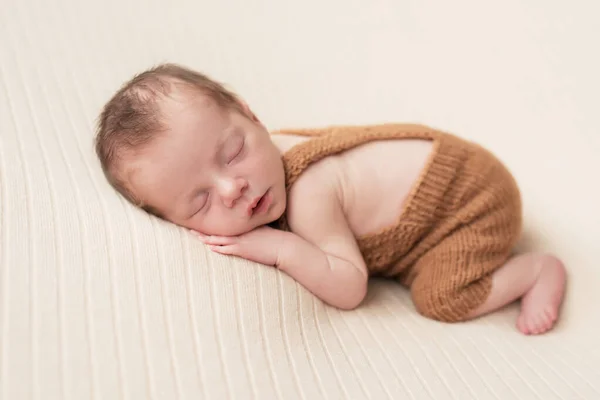 Alvó Újszülött Egészséges Orvosi Koncepció Egészséges Gyermek Kórház Boldog Anyaság — Stock Fotó