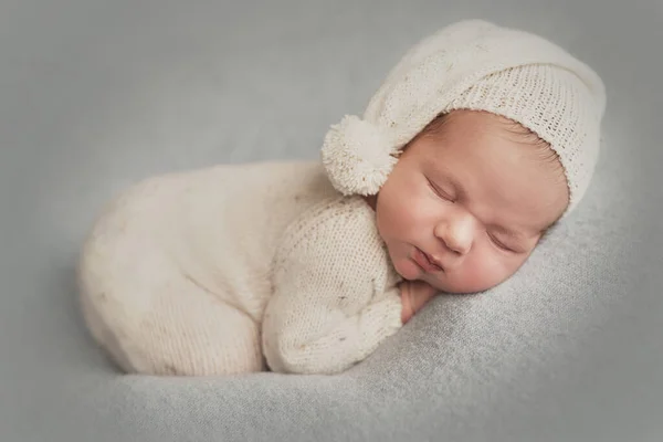 Uyuyan yeni doğan bebek. Sağlıklı ve tıbbi konsept. Sağlıklı çocuk, hastane kavramı ve mutlu annelik. Bebek, bebek. Mutlu hamilelikler ve doğum. Çocuk teması. Bebek ve çocuk eşyaları..