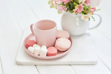 Anneler Günü tebrik kartı. Romantik kahvaltı. Mutlu anneler günü geçmişi. Çiçekli çay seti ve tatlı. Bahar kartı şablonu. Mutlu yıllar ya da Sevgililer Günü. Kadınlar Günü. Boşluğu kopyala