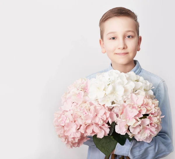 Niño Con Ramo Flores Tarjeta Felicitación Del Día Madre Fondo — Foto de Stock