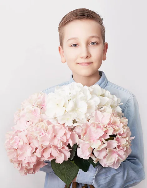 Enfant Garçon Avec Bouquet Fleurs Carte Vœux Fête Des Mères — Photo