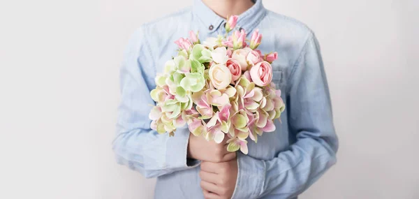 Chłopiec Bukietem Kwiatów Kartka Życzeniami Dnia Matki Szczęśliwego Dnia Matek — Zdjęcie stockowe