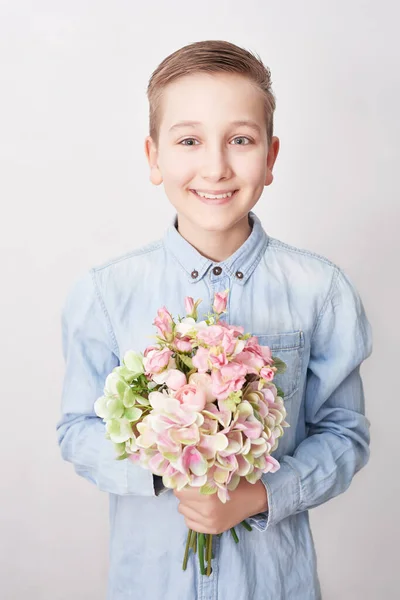 Enfant Garçon Avec Bouquet Fleurs Carte Vœux Fête Des Mères — Photo