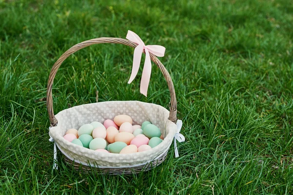Velikonoční Koš Jarní Zelené Trávě Roztomilé Vejce Hon Velikonoční Vejce — Stock fotografie