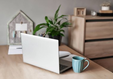 Çalışma alanı bilgisayarı ve ofis malzemeleri işyerinde. Evde online ders, karantina sırasındaki sosyal mesafe, kendini izole etme, online eğitim konsepti, evde eğitim. Uzaklık eğitimi.