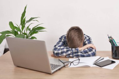 Evde online ders, karantina sırasındaki sosyal mesafe, kendini izole etme, online eğitim konsepti, evde eğitim. Çocuk internette dil öğreniyor, dizüstü bilgisayar kullanıyor, uzaktan eğitim alıyor. Öğrenci çocuk, okul..