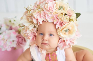 Çiçekli şapkalı tatlı komik bebek. Paskalya tebrik kartı, metnin için kopyalama alanı. Paskalya tatili için poster. Anneler Günü 'nü kutlarım. Sevimli kız 6 aydır çiçek şapkası takıyor.