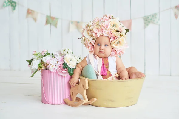 Doce Bebê Engraçado Chapéu Com Flores Cartão Páscoa Espaço Cópia — Fotografia de Stock