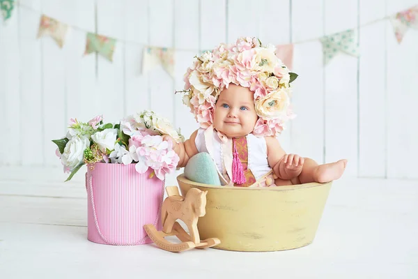Doce Bebê Engraçado Chapéu Com Flores Cartão Páscoa Espaço Cópia — Fotografia de Stock