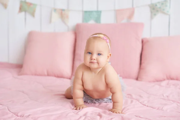 Dolce Bambino Divertente Sul Letto Nella Stanza Dei Bambini Biglietto — Foto Stock