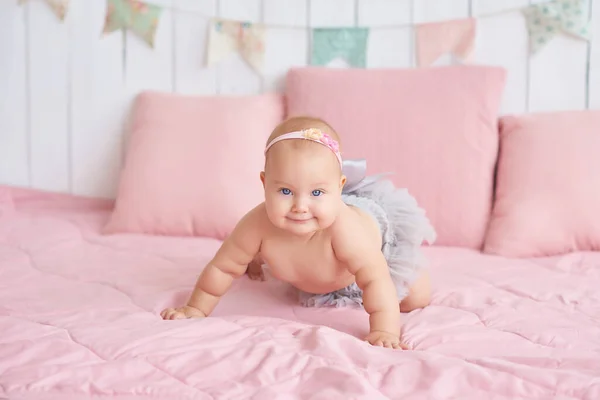 Dolce Bambino Divertente Sul Letto Nella Stanza Dei Bambini Biglietto — Foto Stock