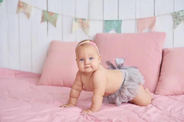 Dolce Bambino Divertente Sul Letto Nella Stanza Dei Bambini Biglietto — Foto Stock