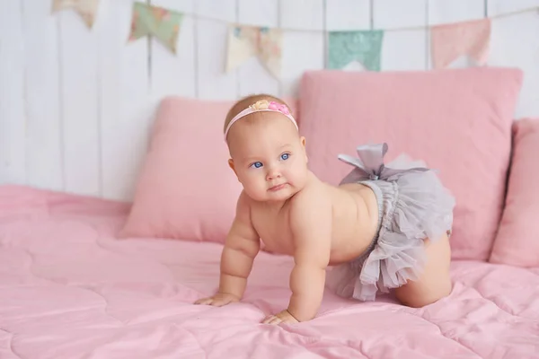 Doux Bébé Drôle Sur Lit Dans Chambre Des Enfants Carte — Photo