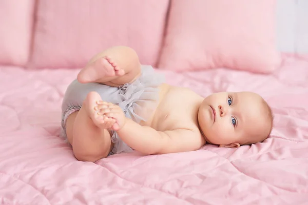 Doux Bébé Drôle Sur Lit Dans Chambre Des Enfants Carte — Photo