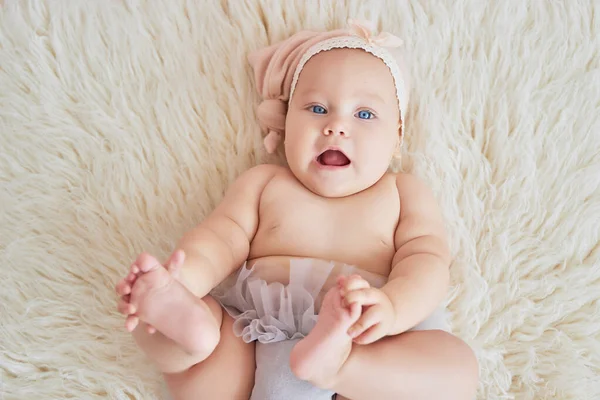 Doux Bébé Drôle Sur Lit Dans Chambre Des Enfants Carte — Photo