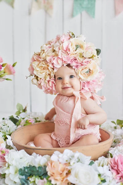 Doux Bébé Drôle Chapeau Avec Des Fleurs Carte Vœux Pâques — Photo