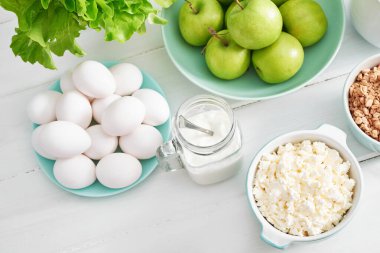 Temiz yemek, sağlıklı yemek malzemeleri. Yemek çerçevesi. Superfood konsepti. Fitness Kahvaltısı. Sağlıklı beslenme, diyet, vejetaryen mutfağı, yemek pişirme konsepti ve kilo kaybı. Masada taze yemek.