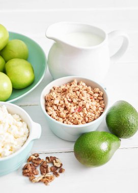 Temiz yemek, sağlıklı yemek malzemeleri. Yemek çerçevesi. Superfood konsepti. Fitness Kahvaltısı. Sağlıklı beslenme, diyet, vejetaryen mutfağı, yemek pişirme konsepti ve kilo kaybı. Masada taze yemek.