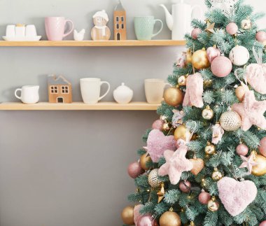 Noel ağacının arka planında Noel tatlıları. Pembe süslemeli Noel. Geleneksel yeni yıl tatlısı. Uzayı kopyala Tebrik kartı, takvim şablonu. Noel Mutfağı Dekorasyonu..