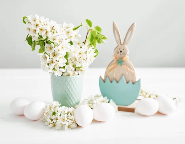 Coelho Páscoa Ovos Páscoa Brancos Ramo Primavera Com Flores Fundo — Fotografia de Stock