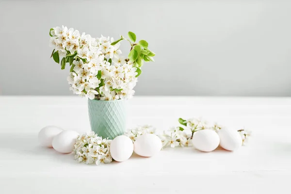 Oeufs Pâques Blancs Branche Printemps Avec Des Fleurs Sur Fond — Photo