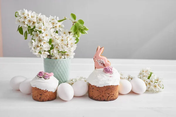 Pão Doce Páscoa Bolo Páscoa Com Flores Gengibre Conceito Café — Fotografia de Stock