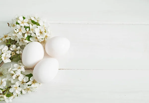 Oeufs Pâques Blancs Branche Printemps Avec Des Fleurs Sur Fond — Photo