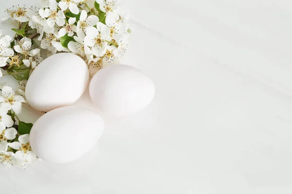 Oeufs Pâques Blancs Branche Printemps Avec Des Fleurs Sur Fond — Photo