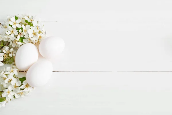 Oeufs Pâques Blancs Branche Printemps Avec Des Fleurs Sur Fond — Photo