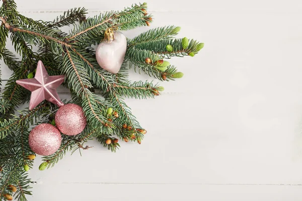 크리스마스 크리스마스 있어요 전나무가지랑 분홍색 장난감으로 크리스마스 틀이요 인사말 받으세요 — 스톡 사진