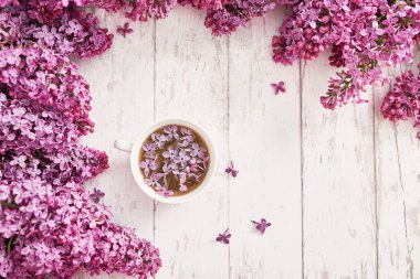 Günaydın konsepti. Sıcak bir sabah. Mutlu yıllar tebrik kartı. Merhaba bahar ve yaz. Kadınlar Günü ve Anneler Günü için tebrik kartı. Bahar mevsimi, fotokopi alanı. Kadeh ve leylak çiçekleri.