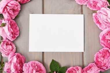 Pembe çay gülleri. Kopyala lütfen. Anneler günü için tebrik kartı. Sevgililer günü kartı. Kadınlar Günü için tebrik kartı. Sevgililer Günü Romantik Kutlaması 14 Şubat 'ta. Doğum günün kutlu olsun! Düğün davetiyesi.