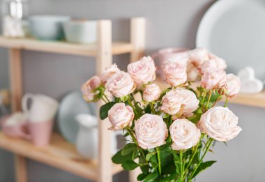 Mutfak eşyaları ahşap raflarda. Mutfak arka planda. Mutfak eşyalarıyla dolu. Anneler Günü tebrik kartı.