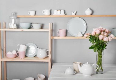 Mutfak eşyaları ahşap raflarda. Mutfak arka planda. Mutfak eşyalarıyla dolu. Anneler Günü tebrik kartı.