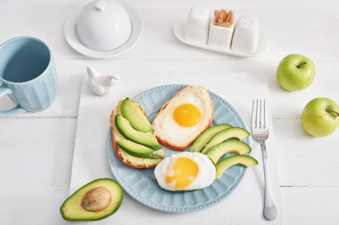 Sağlıklı kahvaltı ya da atıştırmalık. Sağlıklı beslenme kavramı. Sabahları romantik kahvaltı.