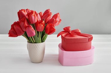 Bahar çiçekleri. Bir buket kırmızı lale. Anneler Günü için tebrik kartı, Sevgililer Günü, Mutlu Yıllar!