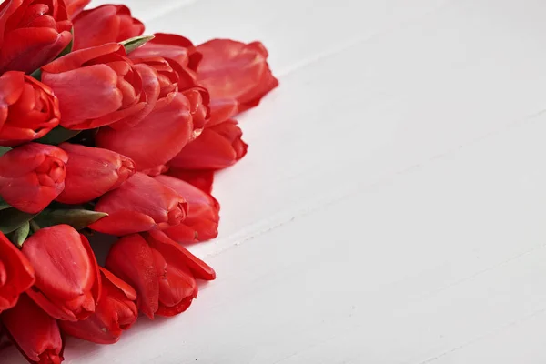 Ανοιξιάτικα Λουλούδια Μπουκέτο Κόκκινες Τουλίπες Ευχετήρια Κάρτα Για Την Ημέρα — Φωτογραφία Αρχείου