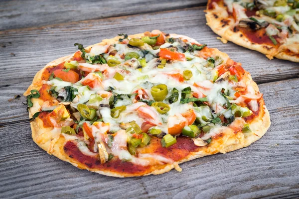 Pizza casera de corteza fina — Foto de Stock