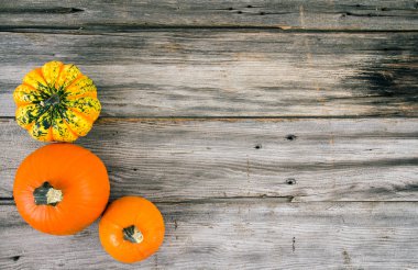 Ahşap tahta arka plan üzerinde kabak kabak