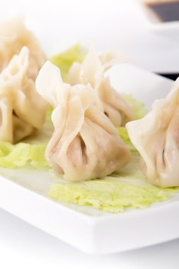 Buğulanmış domuz eti köfte tabağı portre üzerinde 