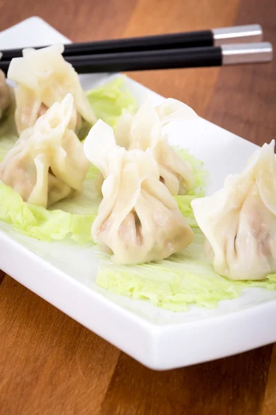 Ångad fläsk dumplings på plattan närbild — Stockfoto