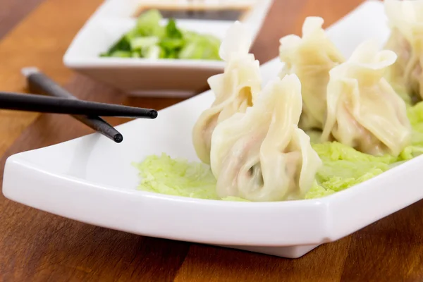 Ångad fläsk dumplings på plattan närbild — Stockfoto