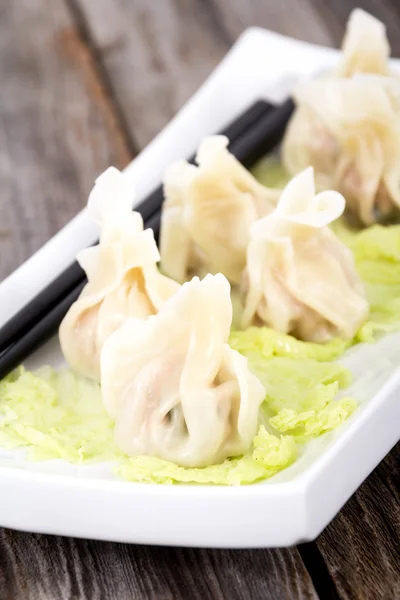Ångad fläsk dumplings på plattan närbild — Stockfoto