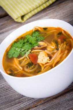 Asya tavuk tomyum çorbası